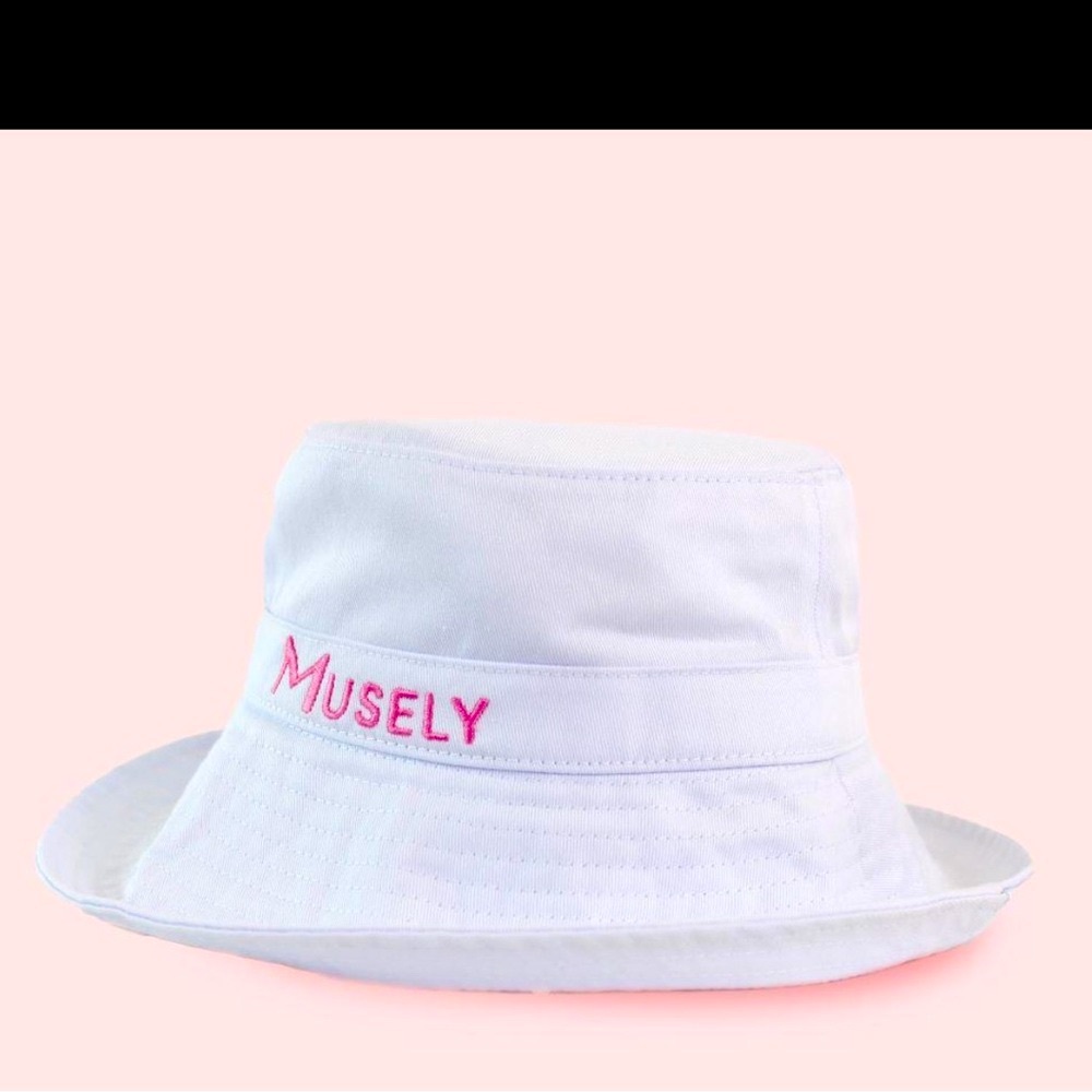 NEW Musely White Bucket Hat